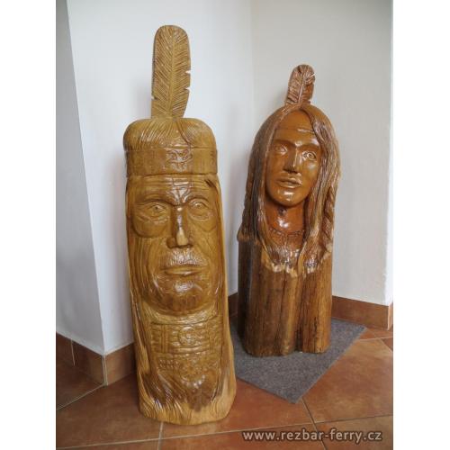 Indiánský náčelník a Pocahontas